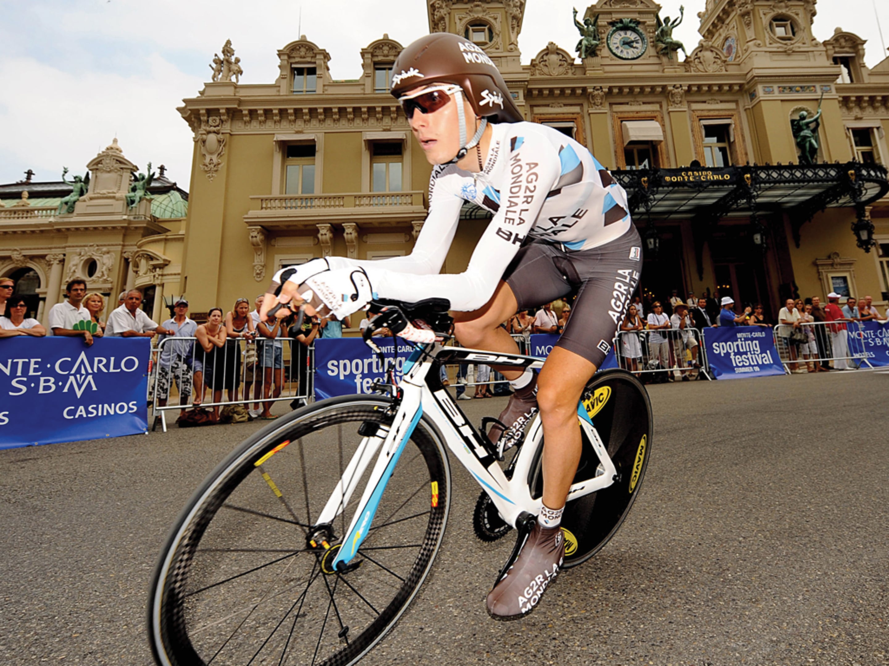 studio dumbar design visual brand identity AG2R LA MONDIALE French insurance company tour de france racing team bicycle and uniform design