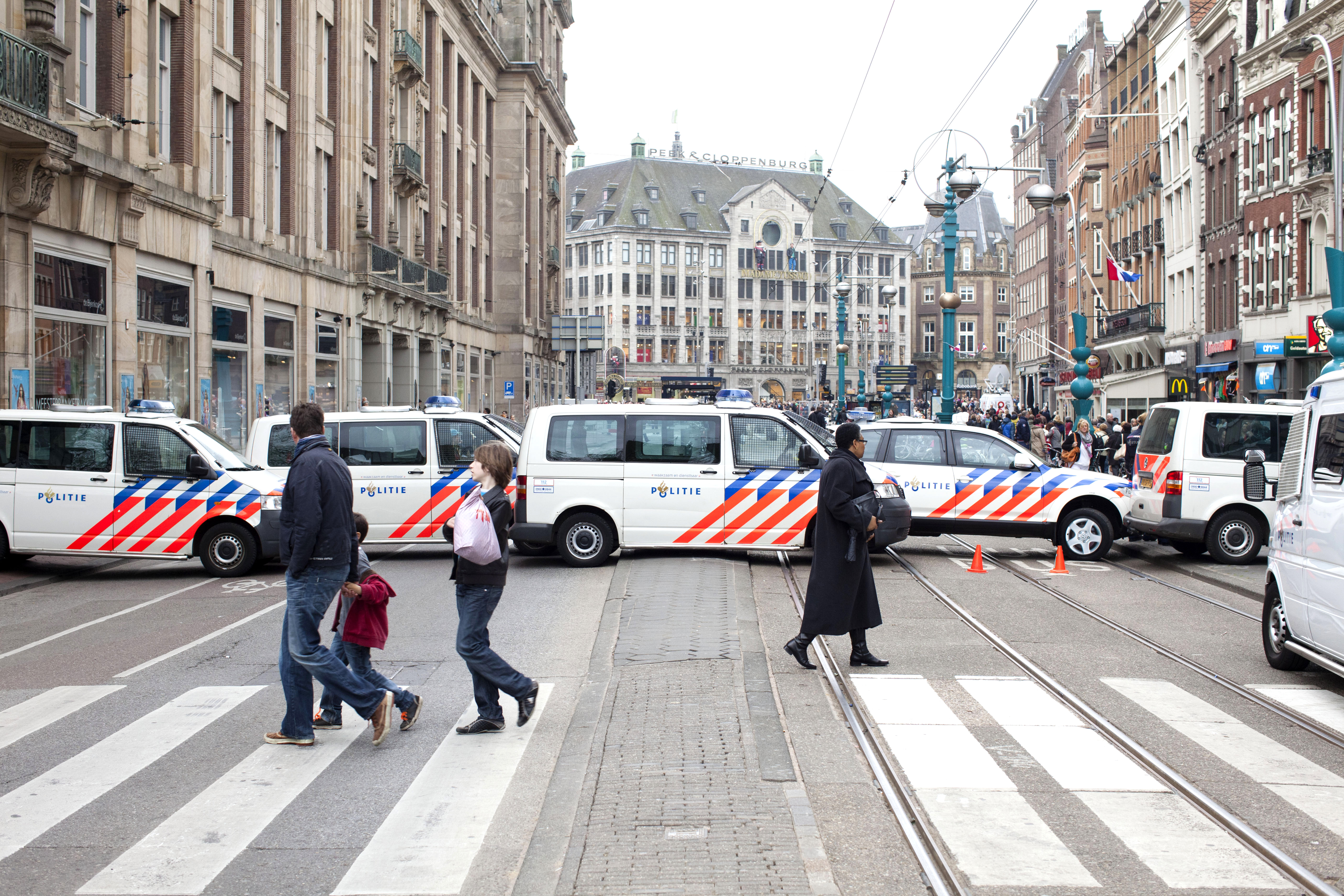 studio dumbar politie auto striping merk identiteit, police car brand identity - striping