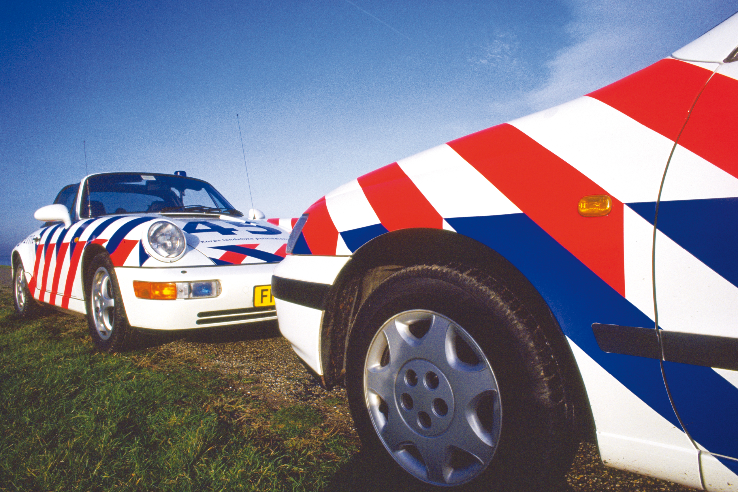 studio dumbar politie auto striping merk identiteit, police car brand identity - striping