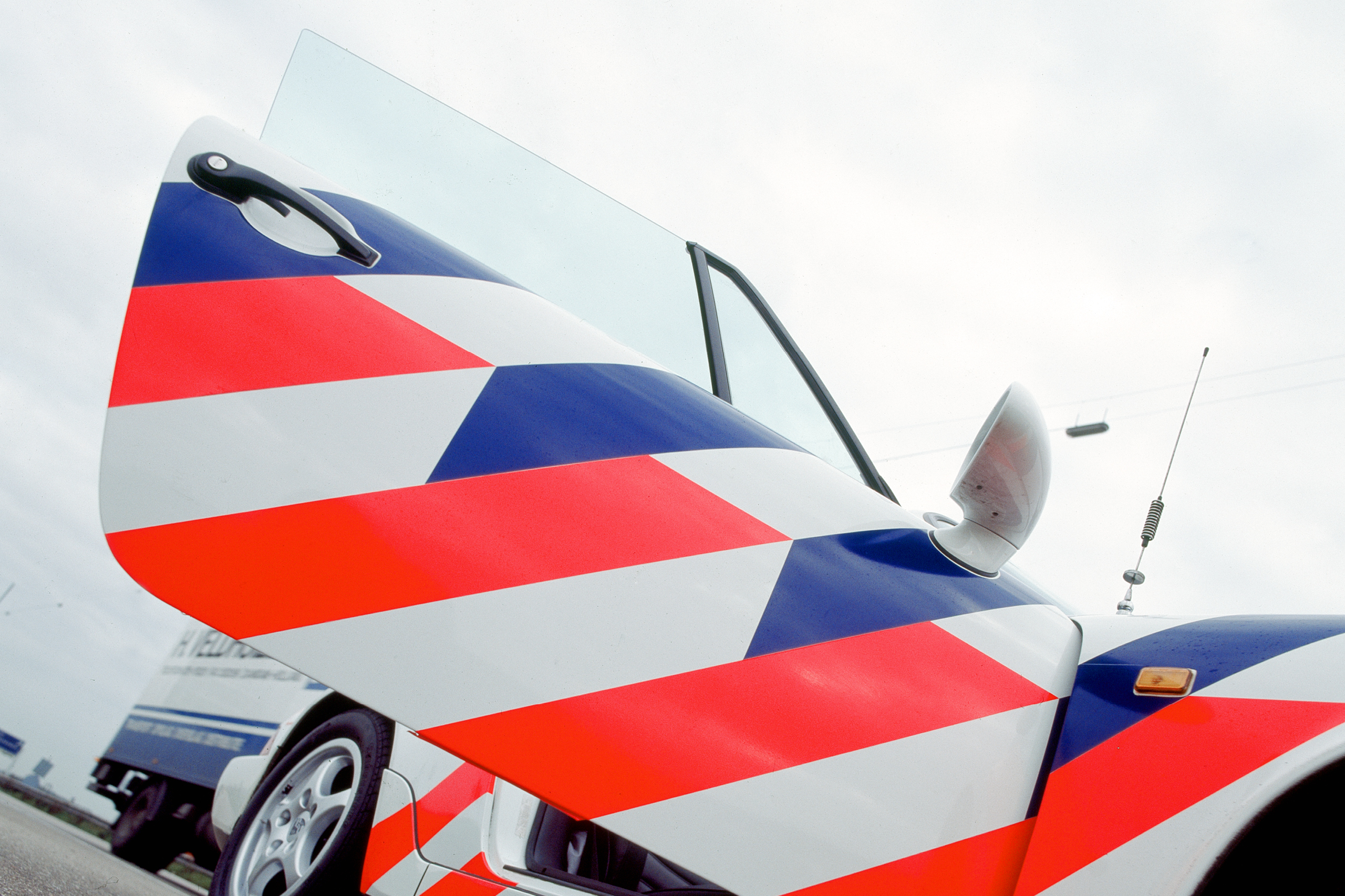studio dumbar politie auto striping merk identiteit, police car brand identity - striping
