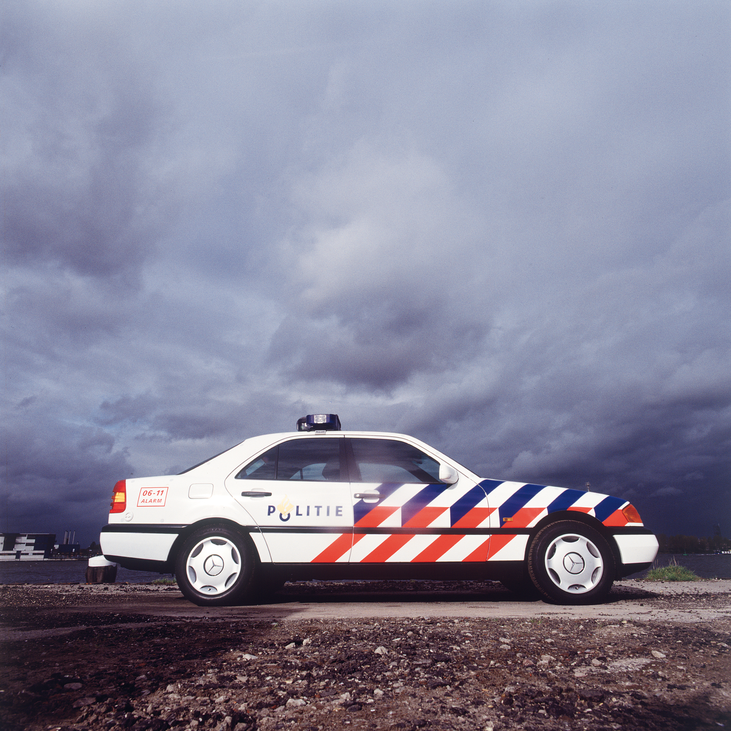 studio dumbar politie auto striping merk identiteit, police car brand identity - striping