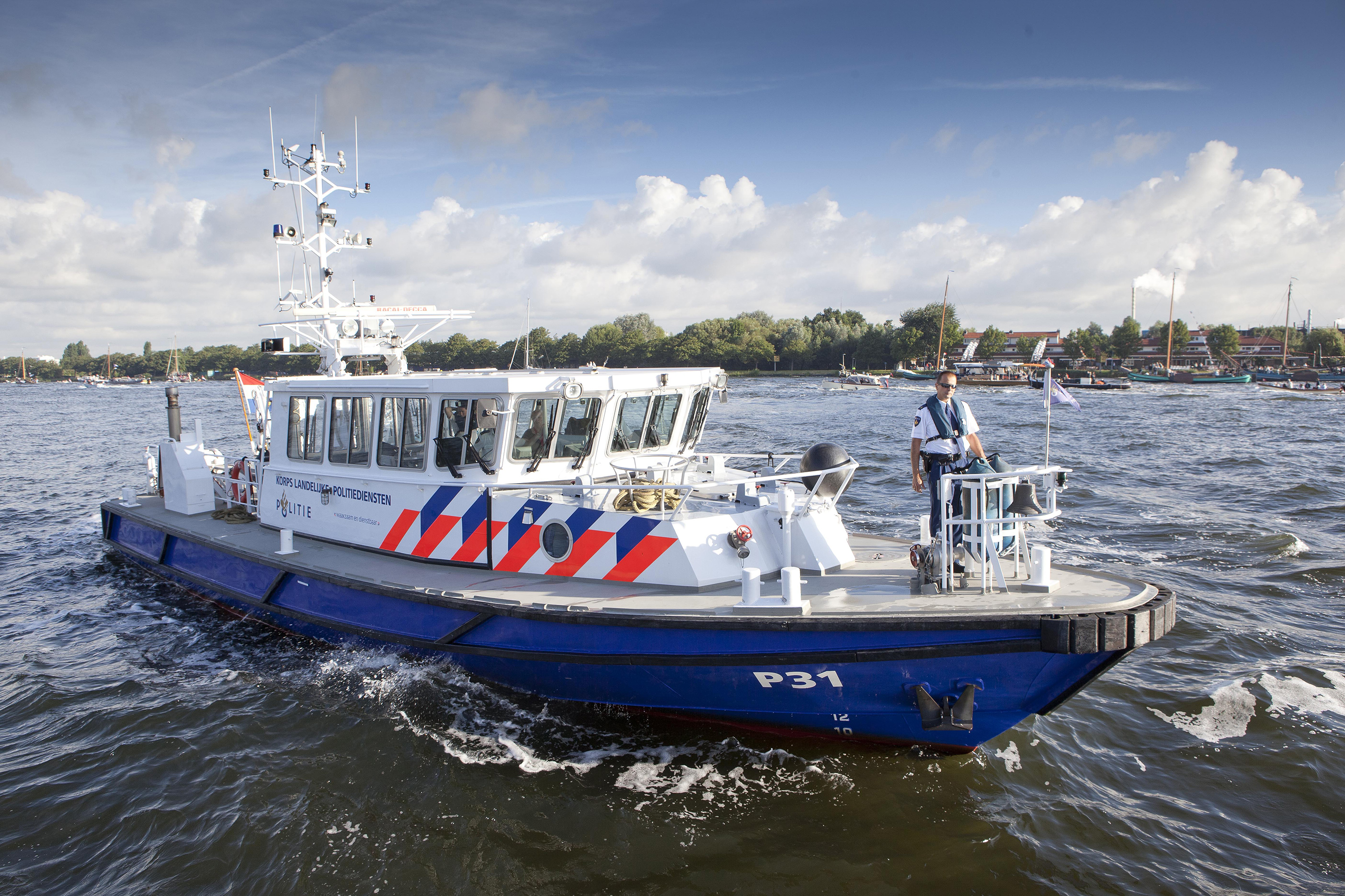 studio dumbar politie boot striping merk identiteit, police boat brand identity - striping