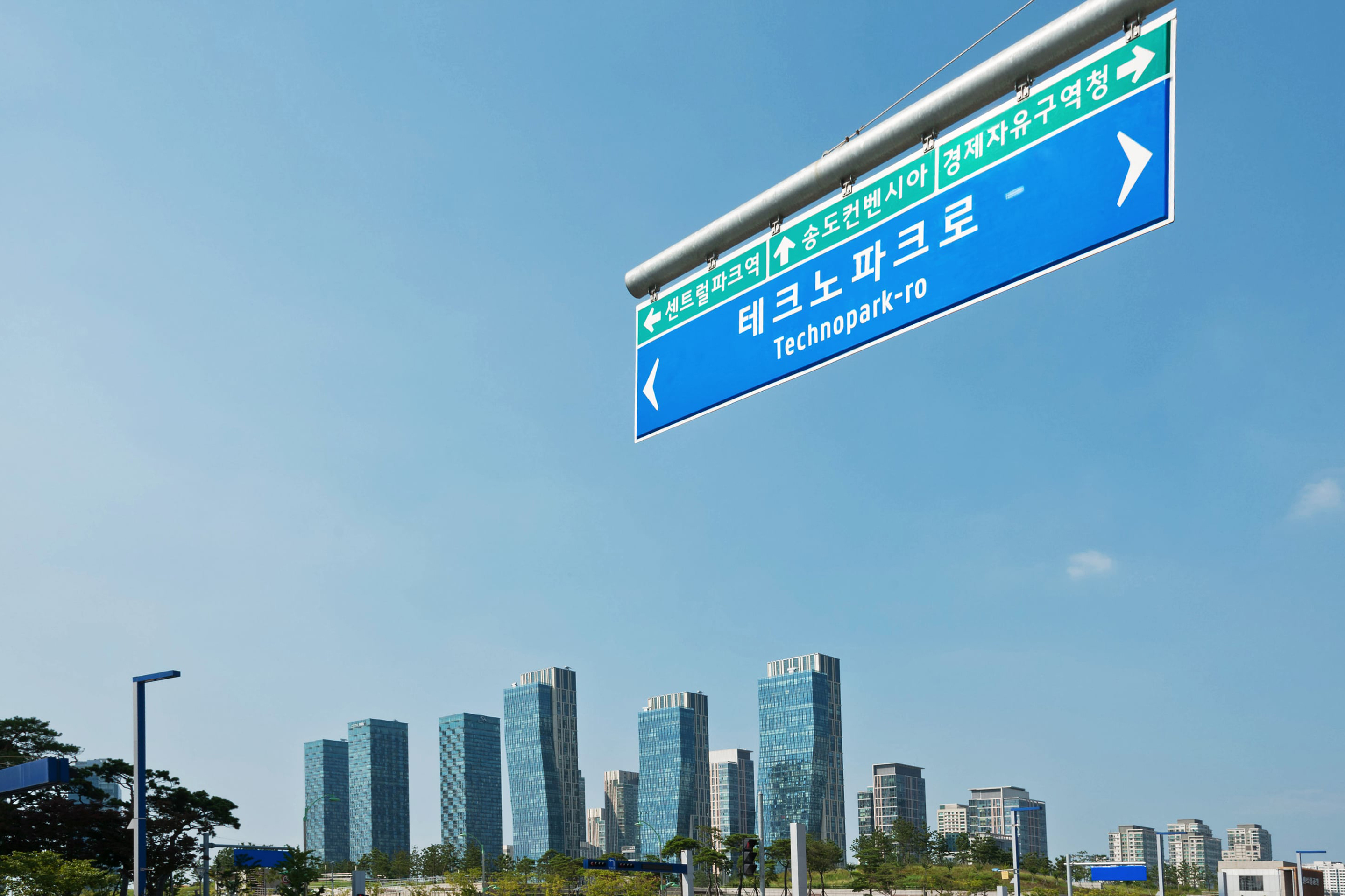 studio dumbar design South Korean road signage in use